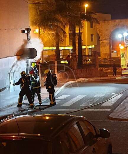 Los bomberos actuando en el lugar del incendio/TA.
